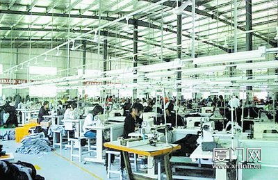 小学生生源数现计划外突增 校服厂加紧量体重新补货